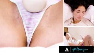 GIRLSWAY - 娇小黑发 Jane Wilde 在独奏期间用阴蒂振动器给自己带来高潮