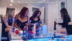 把一个男人当我们的性玩具！拉丁妹在MuchaSexo急不可耐想干