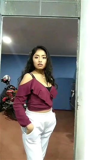 ASTRID GERALDINE 是一位来自阿雷基帕的社交媒体红人，展示她的迷人魅力。