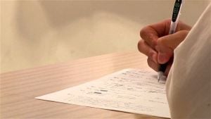 美丽的老师在学校里与众人激情互动