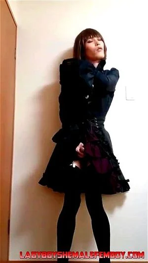 穿着哥特服饰的日本跨性别女性在表演