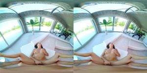娇小的拉丁美女Anastasia Brokelyn对你的坚硬cock印象深刻