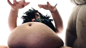 大肚子贴近你的脸