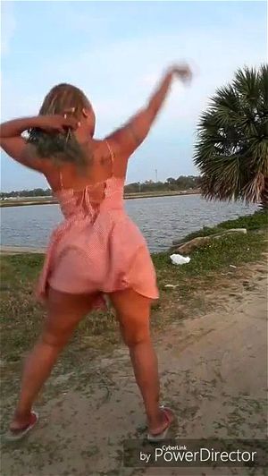 大屁股黑人美女户外扭臀秀