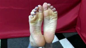 绑缚的脚底准备接受舔舐