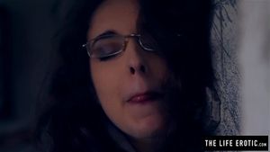 忧郁的熟女在自慰前吮吸她肿胀的乳头