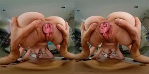 娇小阿尼亚·奥尔森在你的坚硬肉棒上深蹲 VR 色情