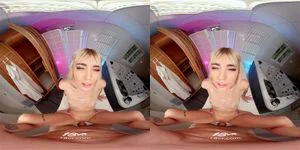 Luna B-Bunny 不在乎有人在她操你的时候进入桑拿房