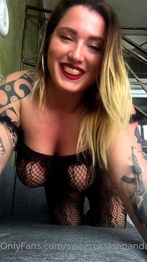 俄罗斯丰满美女渔网袜扭臀