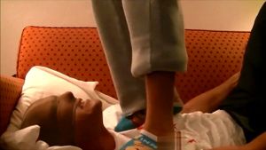 狂野金发美女与黑发女郎第二部 踩踏激情