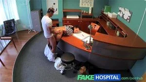 假医院医生清空他的麻袋以缓解性感患者的背痛