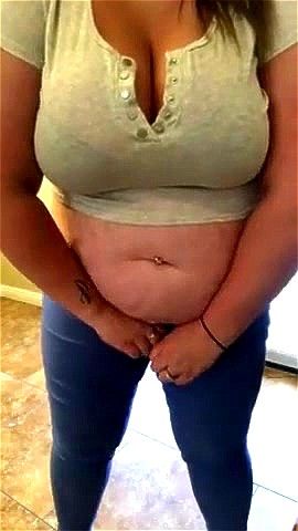 丰满红发美女试穿短裤，尽显迷人风采。