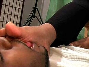我抓到你在闻我的袜子！现在你必须舔我的脚！