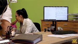 贷款4K。经纪人批准黑发花痴 Elis Dark 的性行为