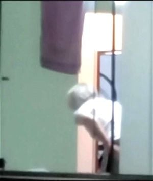 窥视成熟邻居的胸部