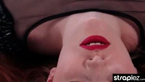与她性感的红发女友一起沉迷于她的尼龙恋物癖