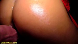 粗暴的肛门钢棒与性感的苏西