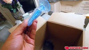 Ashley 用她购买的闪亮浣熊尾巴肛塞，充分扩张了她的后庭。