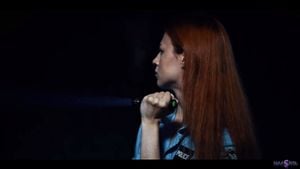 外星性瘾精神控制 - 米兰·奇克女同 Parasited 变身