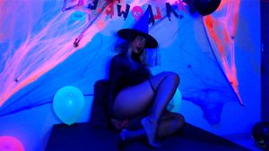 女巫施展她的魔法，带来一场感官的盛宴。探索这个充满支配与诱惑的成人幻想世界，满足你对神秘与激情的渴望。