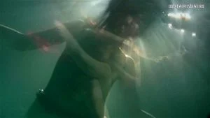 红衣美人鱼鲁萨尔卡在泳池里游泳