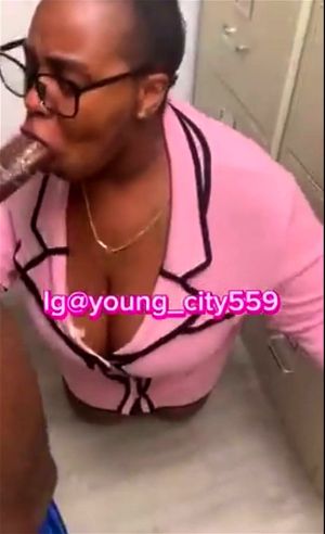 深喉体验：黑发美女与壮硕黑人男星的激情时刻