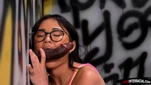 Lulu Chu看到一个巨大的阴茎从gloryhole中探出并吮吸它