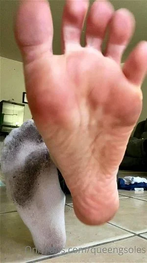 米兰达·科斯格罗夫长相的模特，拥有迷人的美足
