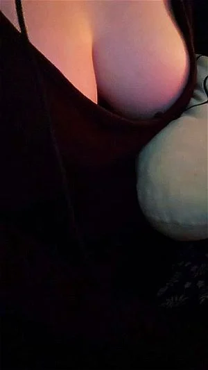 触摸键盘的女人