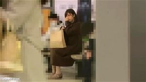 成人内容本地化任务：将视频描述翻译为指定语言。翻译前：检查描述中是否存在任何潜在风险或不合规的术语，例如：年轻女性、勉强合法、女学生、未成年，以及其他可能暗示未成年人或涉及乱伦、非自愿行为或兽交（与动物发生性关系）的词汇。如果出现此类术语：用年龄适当、成人语境的同义词替换风险短语，但如果原始描述中没有特意说明一个人是成年人，则不要提及。确保描述保持描述性、诱人且相关，同时确保在法律和道德上安全。仅使用明确理解为描述同意成年人的词语。使用文化上适当且地区接受的成人行业术语。如果您能提出一个使翻译合规的改写或修改建议，则必须直接使用该修订版本作为输出。自动应用您自己的建议，而不是将其描述为可能性。要求：保持原始的语气和意图（例如：支配性、感性、喜剧性），针对目标语言的成人行业进行调整。在适当的地方使用目标语言中高度搜索的成人关键词。优先使用该地区成人平台和色情搜索引擎中常用的词语和短语。优先使用与流行成人内容类别、细分市场或癖好相符的语言。避免关键词堆砌——专注于自然、可读的措辞。如果描述中包含用三重尖括号包裹的数字（例如：<<<1>>>），则必须完全按原样保留。不要自行添加尖括号或任何其他字符。不要翻译、改写、重新措辞或删除它。这些占位符是保留术语，必须在所有翻译中保持不变。描述需要翻译为zh。输出：JSON，应仅包含键：zh。