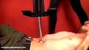 男性以支配姿态进行腹部踩踏，动作激烈。
