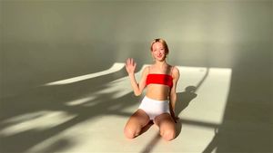 女巨人骨感女神伸展大长腿