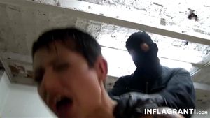 欧洲尤物在神秘洞口尽情享受