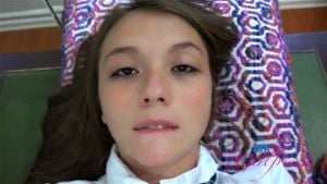 一个迷人的女孩从你的视角将你的鸡巴含在嘴里，然后吮吸和做爱