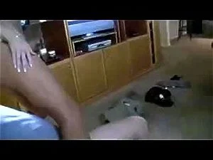 继姐为继兄的生日献上性感大腿舞