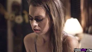 娇小美女意外撞见继姐吉尔与一位成熟男性亲热。