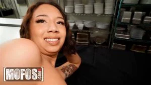 MOFOS - Charles Dera 被 Kimora Quin 的性感魅力所吸引，渴望与她共度激情时刻