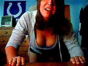 女大学生趴在办公桌前，然后 BJ（糟糕的声音）