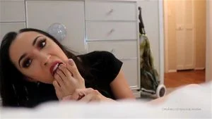 美丽的年轻女性杰西卡琼斯脚自我崇拜