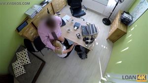 贷款4K。顽皮的娃娃同意让一个男人插入她，如果他能帮忙的话