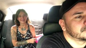 美丽的拉丁裔在出租车里换衣服