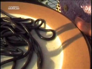 日本美女将精液滴在意面上享用