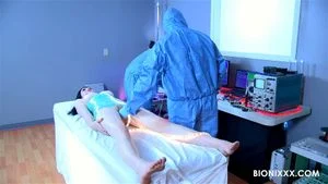 包裹在塑料中的 Fembot Helix 由 Bionixxx 在实验室进行测试