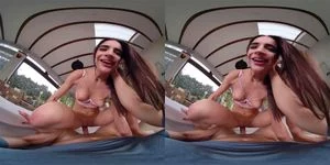 Candie Luciani 邀请你进去尝尝你的粗鸡巴