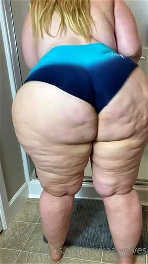 丰满翘臀白人美女