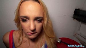 Public Agent Anna Khara 穿着短裙弯腰，从背后被深深插入