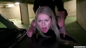 一位法国金发美女在电梯和停车场被肛交！！！