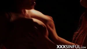 姜汁泼妇与丰满的熟女分享男朋友的鸡巴