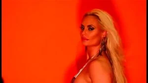 Nicole Coco Austin - MidGard呈现的精彩表演。