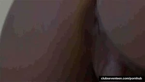年轻女性艾玛被她的情人钉了